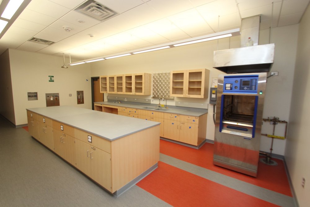 An empty lab in HCC's new Center for Life Sciences